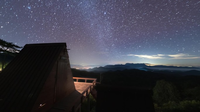 舒适的小屋，童话般的夜空，银河系的百万颗星星，在野生森林的自然