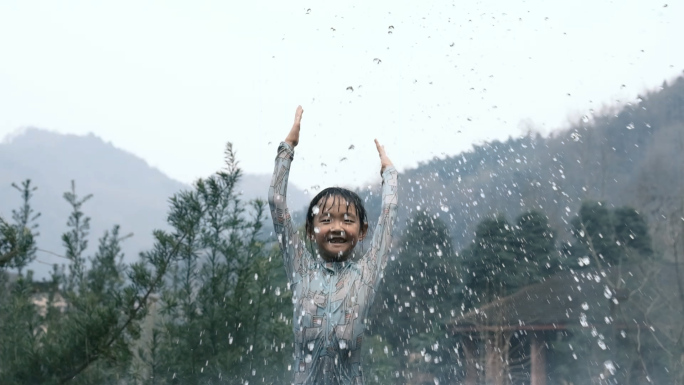 小孩泡温泉玩水