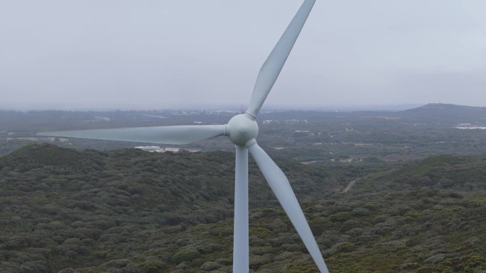 风力涡轮机旋转产生能量。