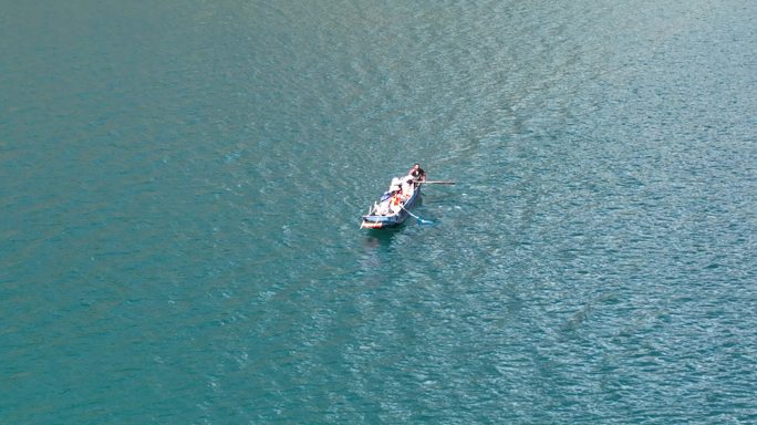 航拍泸沽湖上行进的木船