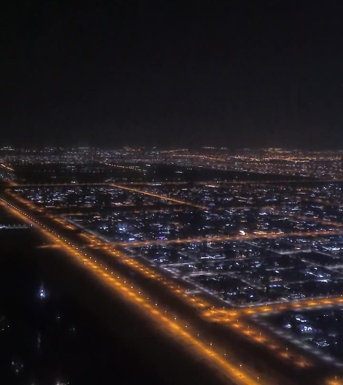 从阿布扎比上空的飞机窗口俯瞰夜晚