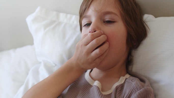 患有流感、感冒、冠状病毒、支气管炎或肺炎、病毒或传染病的卧床咳嗽儿童