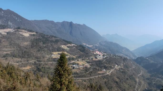 大山里的盘山公路