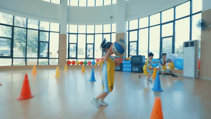 儿童篮球幼儿园篮球篮球课小孩打篮球