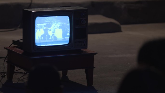 八十年代夏天傍晚村民围着电视机看电视