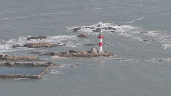 航拍山东威海刘公岛东泓礁石海浪灯塔大海