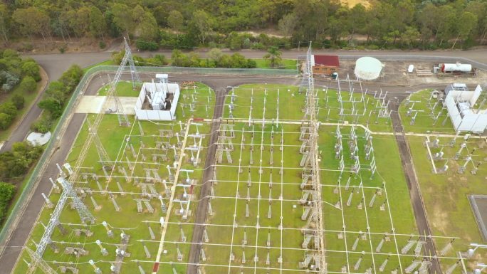 缓慢侧向拍摄航拍无人机视图的大型配电变电站位于野餐点在悉尼，新南威尔士州