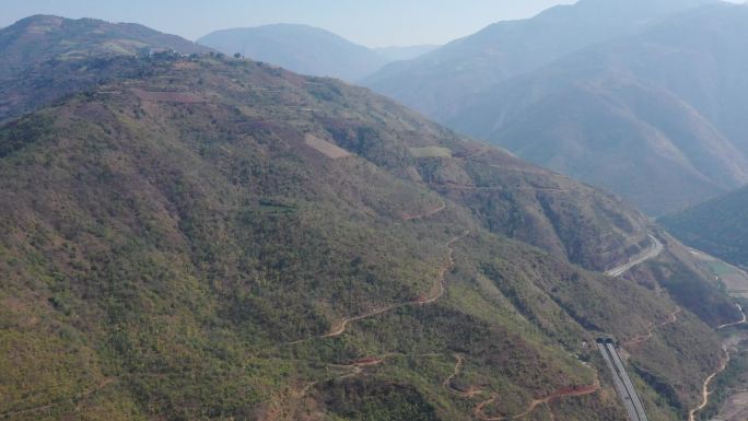 大山里的高速公路