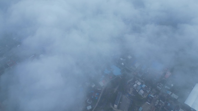 云雾缭绕的乡村城镇风景
