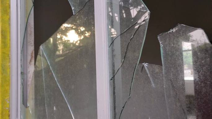 休置的房子窗户破烂损坏房子废弃破碎的玻璃