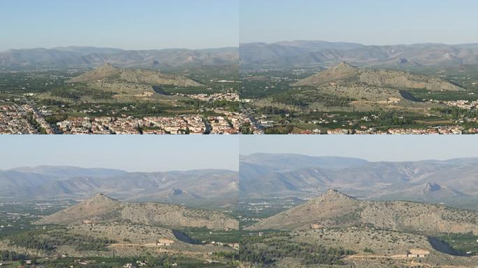 全景的城市中心和干旱的农村，欧洲，希腊，伯罗奔尼撒半岛，阿尔戈利斯，纳夫普利奥，默托海，夏天在一个阳