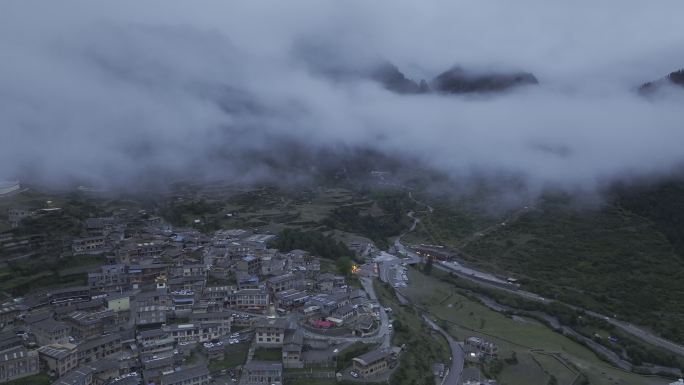 航拍扎尕那 云海下的村庄