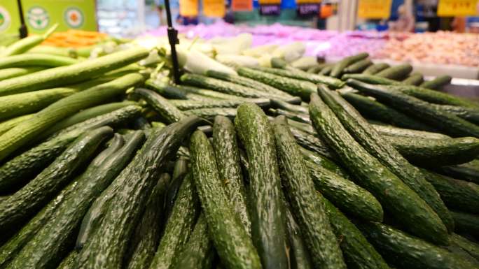 超市蔬菜售卖区顾客挑选购买