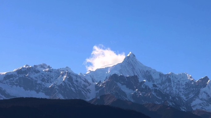 云南雪山上的风暴云延时摄影