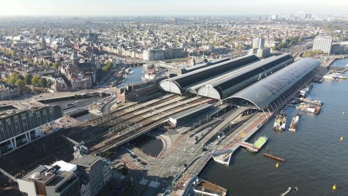 阿姆斯特丹中央基础设施火车站、电车、公共汽车和市中心的天际线