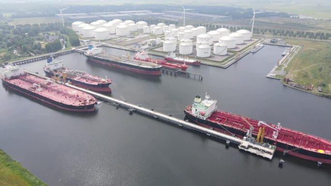 阿姆斯特丹西港，2021年7月11日，荷兰。Evos阿姆斯特丹油轮港口航拍无人机视图。