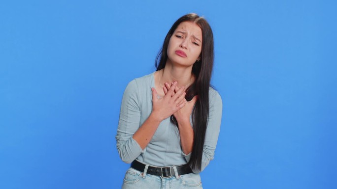 女人露出一丝怀疑的微笑，露出最小尺寸的标志