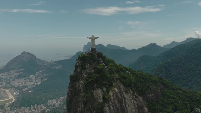 全景鸟瞰救世主基督与蒂茹卡森林，里约热内卢，巴西