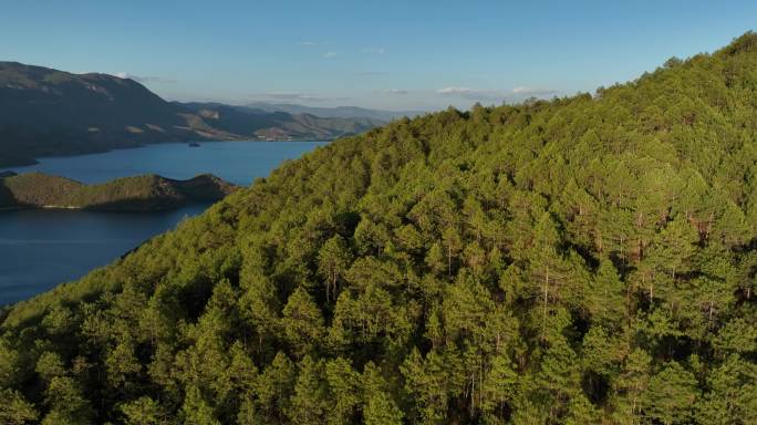 跨越山头航拍泸沽湖全貌