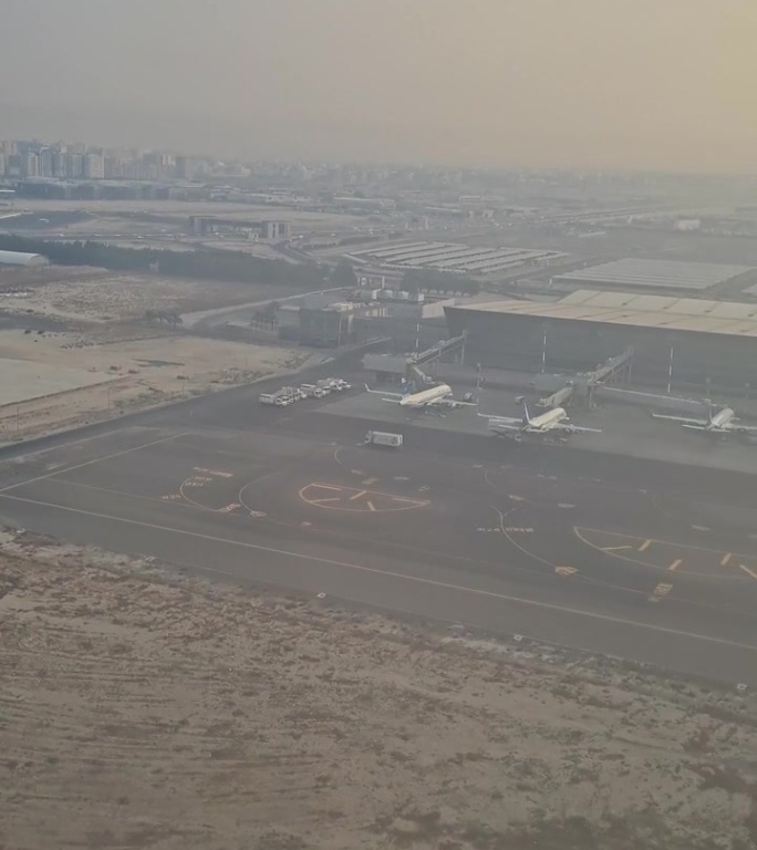 从科威特城上空的飞机窗口俯瞰