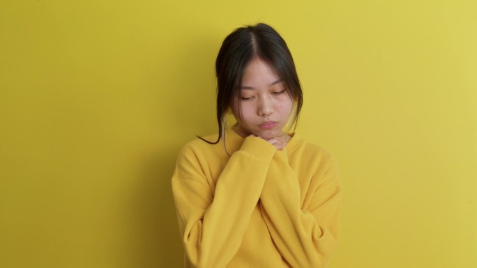 忧郁的韩国年轻女子，孤独的中国女子的肖像