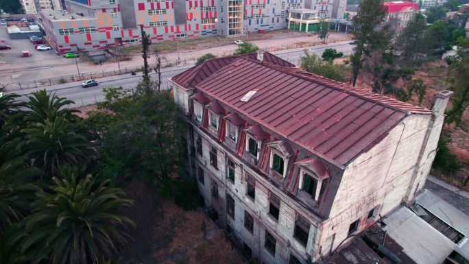 Barros Luco医院前产科病房新生儿实验室的神秘空中轨道，打破了窗户和被忽视的建筑San Mi