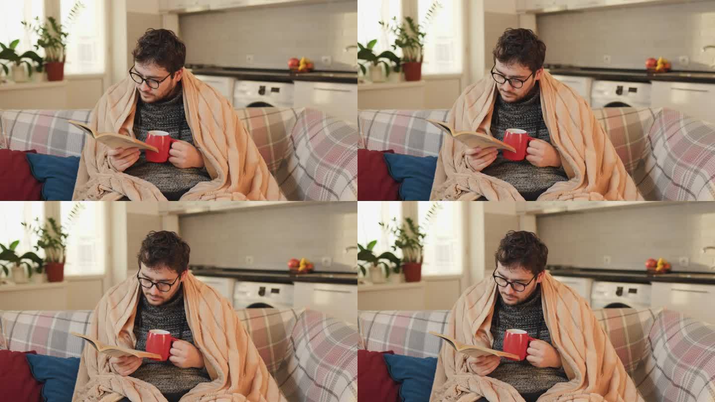 戴眼镜的男人用杯子喝药，在舒适的生活空间里对抗流感