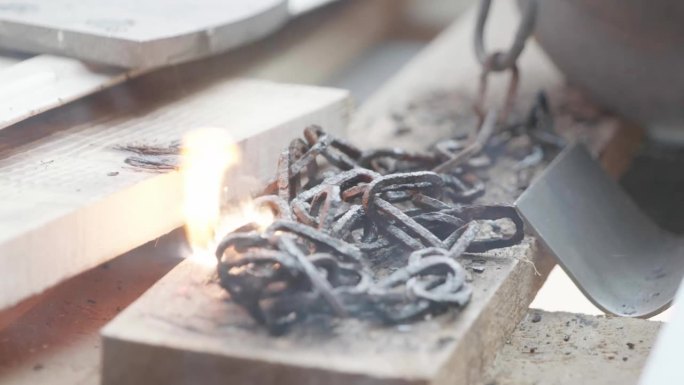 激光清洗旧木板上生锈的链条。工业氛围与可见的光束燃烧污垢与火焰和烟雾