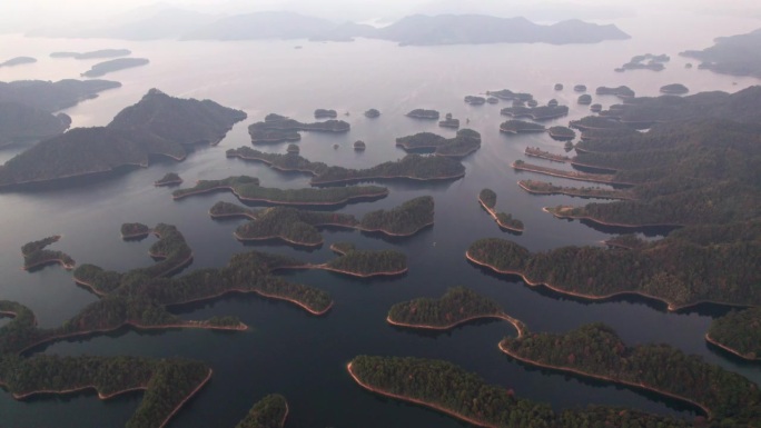 中国浙江杭州楚南千岛湖数千座岛屿鸟瞰图。色彩缤纷的岛屿和宁静的湖泊，美丽的自然景观，4k实时镜头，无