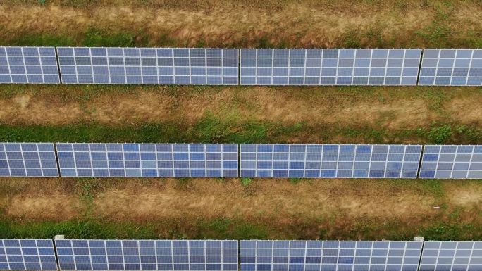 太阳能电池板的近景鸟瞰图。缓慢的运动。可再生能源。绿色能源。对环境的友好态度。世界环境规划署