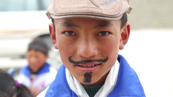 藏族六一儿童节装扮风趣