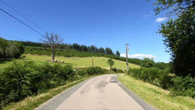 在一个阳光明媚的夏日，一条小路穿过欧洲、法国、勃艮第、尼弗尔的绿色乡村，通向希农城堡。