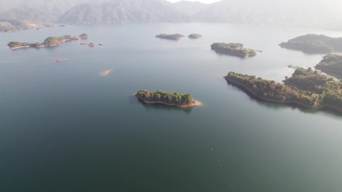 中国浙江杭州楚南千岛湖数千座岛屿鸟瞰图。色彩缤纷的岛屿和宁静的湖泊，美丽的自然景观，4k实时镜头，无