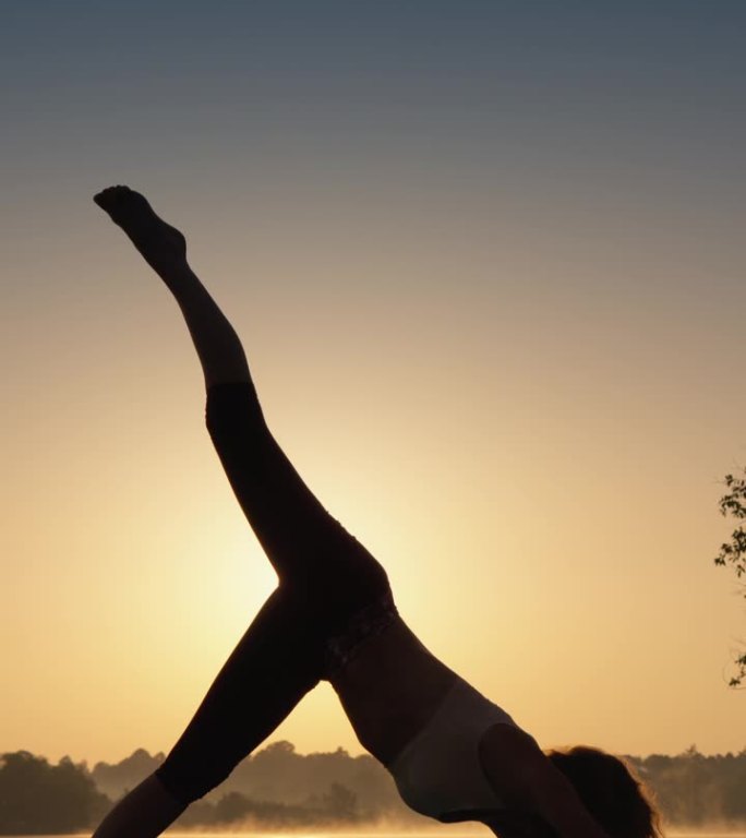 锻炼自己:女人改善自己的体型和精神状态。在瑜伽过程中，大自然为身心的成功发展提供了动力。日出或日落时