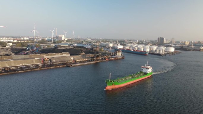 阿姆斯特丹西港鸟瞰图，北海运河一艘大型油轮通过阿姆斯特丹工业港。