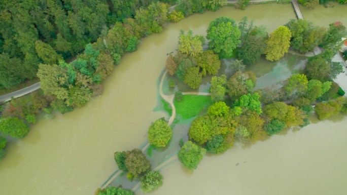 空中俯瞰:泛滥的库尔卡河中部被洪水淹没的小岛