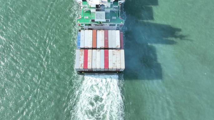 轮船进港航拍货轮航行集装箱货船远洋运输船