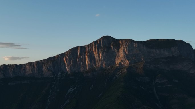 夕阳下的格姆女神山