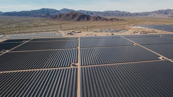 无人机拍摄的大型太阳能发电厂
