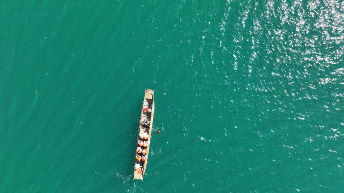 航拍泸沽湖上行进的木船