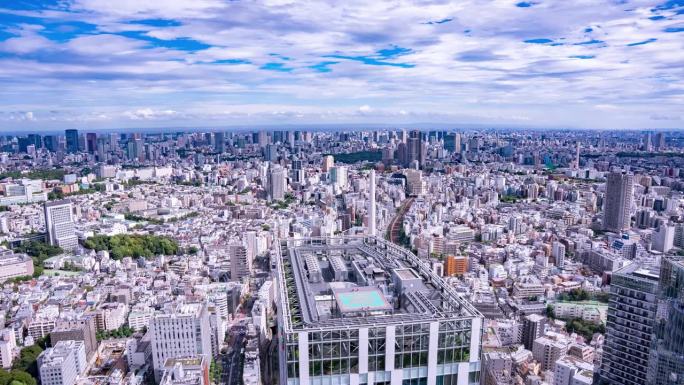 高宽延时东京城市天际线鸟瞰图与通过云在一个充满活力的一天