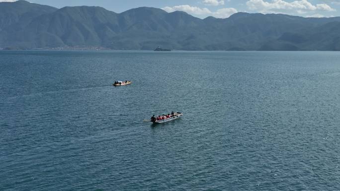 航拍晴日里的泸沽湖上的木船