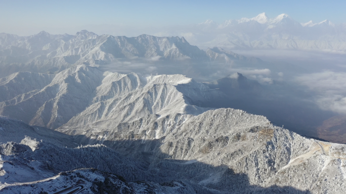 被雪覆盖的牛背山