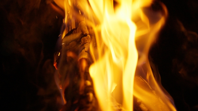 实拍木材柴火燃烧火焰升格慢动作