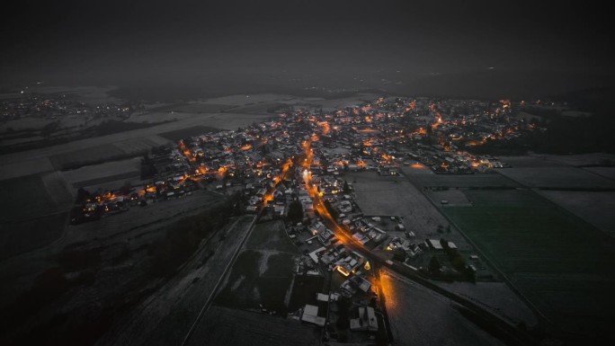 冬日里街灯通明的村庄
