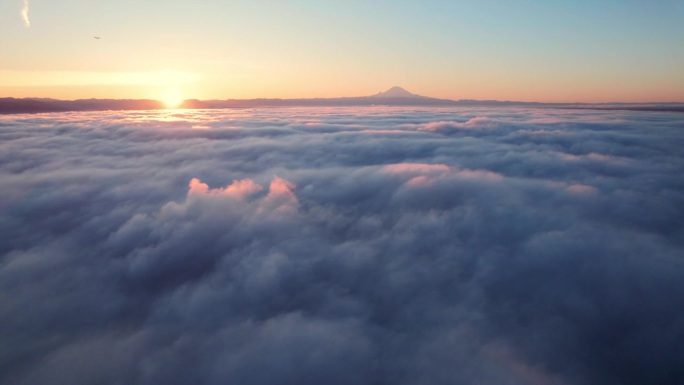 雷尼尔山空中云图，地平线上日出