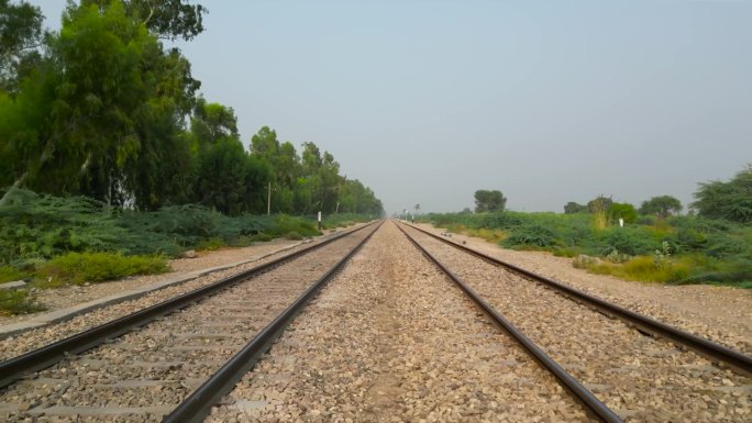 铁路轨道在一个乡村的场景与漂亮的柔和的日落，铁路轨道衬底，铁轨和碎石，铁路背景纹理