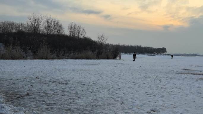 冰上运动视频玩耍东北滑冰现场实录视频