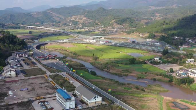 大山里的农村，连接外界的高速公路