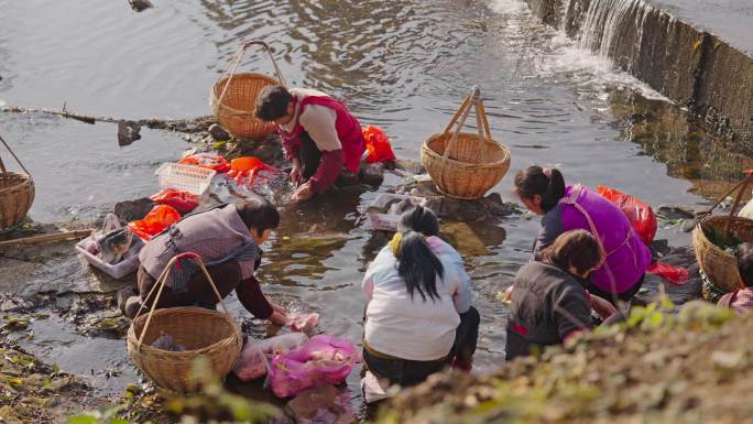 农村生活场景 农村妇女河边洗菜